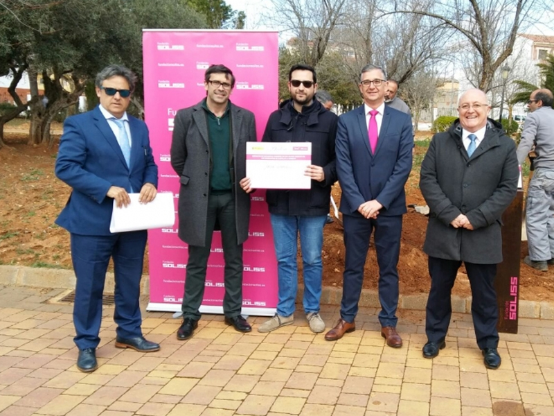 Los niños de Motilla plantan un olmo libre de enfermedades gracias a la Fundación Soliss - imagen 1