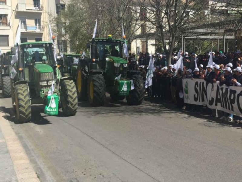 Los tractores invaden las calles de Cuenca pidiendo soluciones para el campo - imagen 1