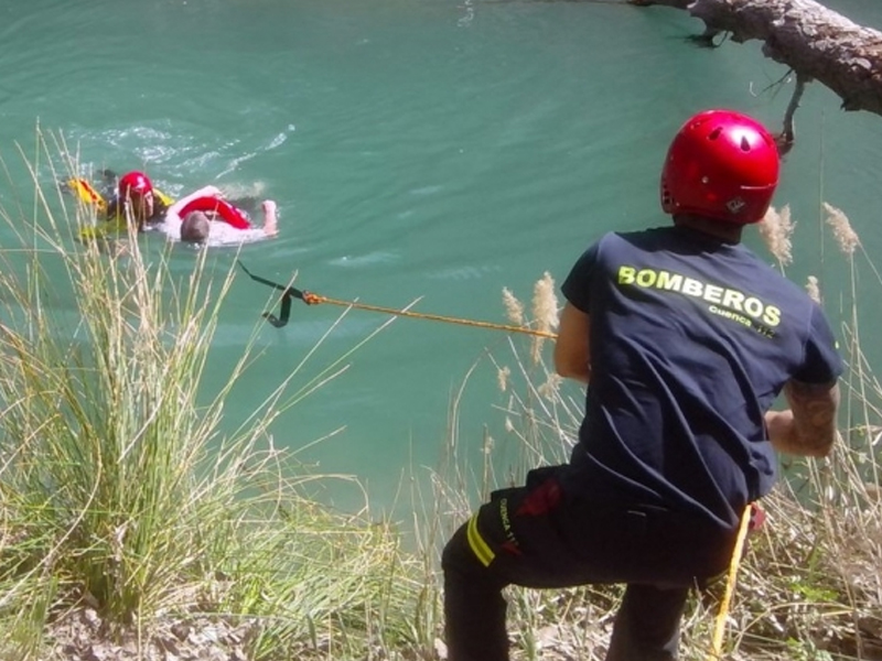 Los Bomberos de Motilla rescatan a un hombre de 56 años en Alarcón - imagen 1