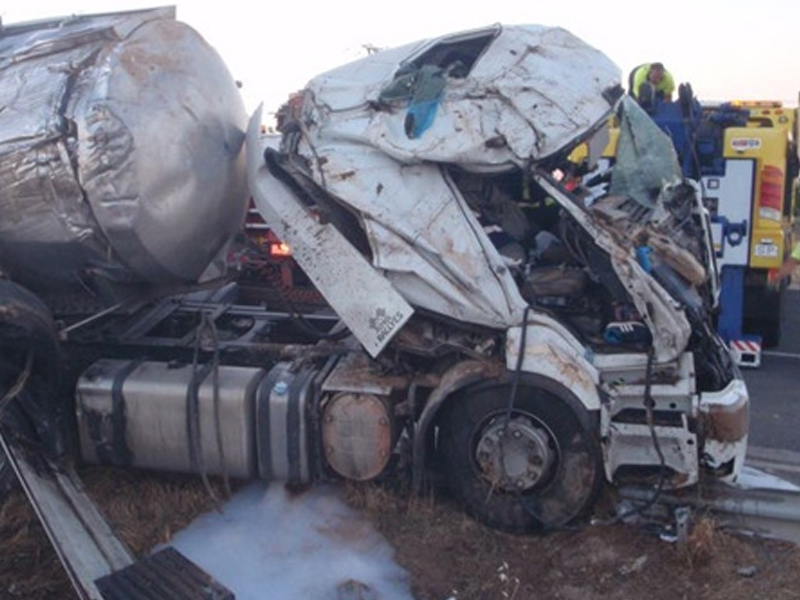 Un fallecido y un herido tras volcar un camión que transportaba suero lácteo en Saelices - imagen 1