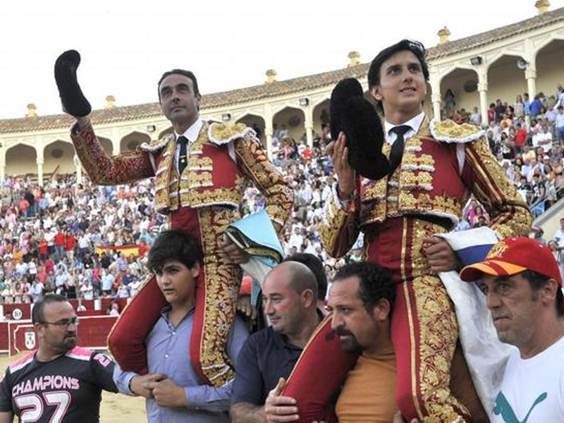 Enrique Ponce y Roca Rey salen a hombros en la corrida de Asprona de Albacete - imagen 1