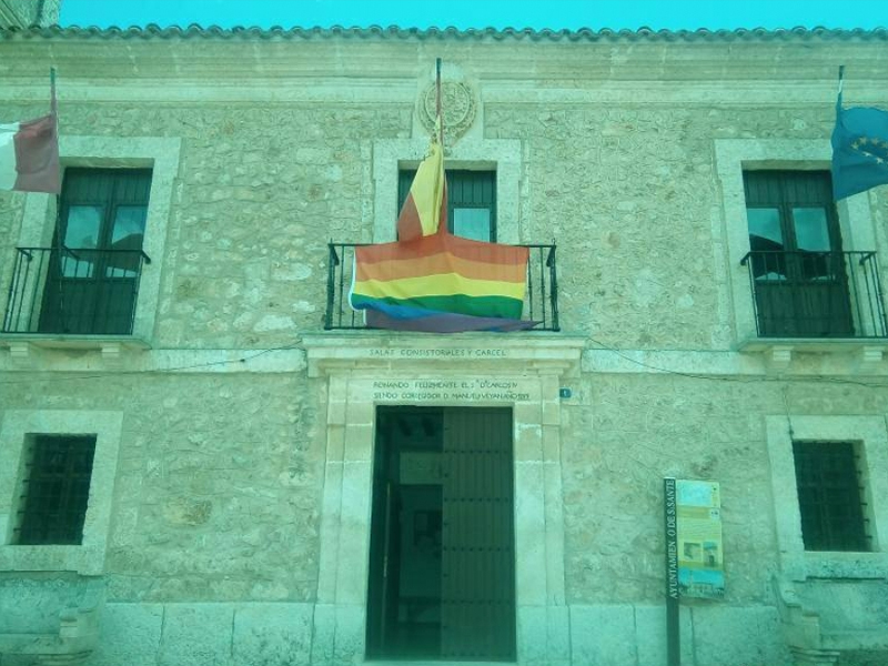 Esta madrugada han robado la bandera arcoíris situada en el balcón del Ayuntamiento de Sisante - imagen 1