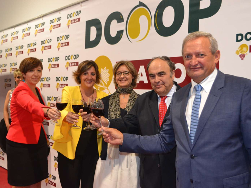 La ministra Tejerina inaugura la nueva gran planta de Dcoop-Baco en Alcázar de San Juan - imagen 1