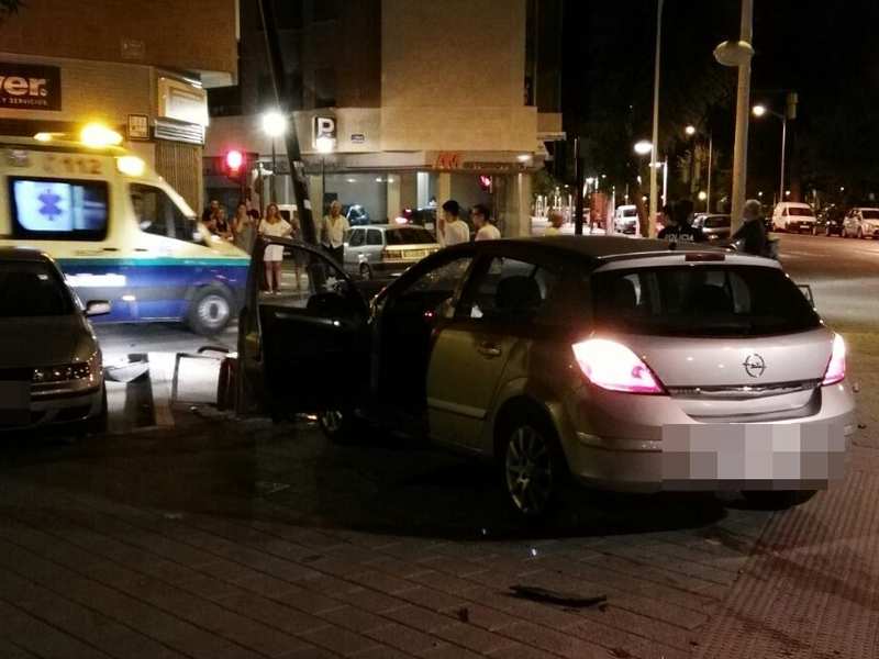 Un conductor arrolla una terraza en el Paseo de la Cuba de Albacete - imagen 1