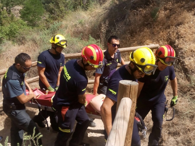 Los bomberos tienen que realizar otro rescate en Las Chorreras de Enguídanos - imagen 1