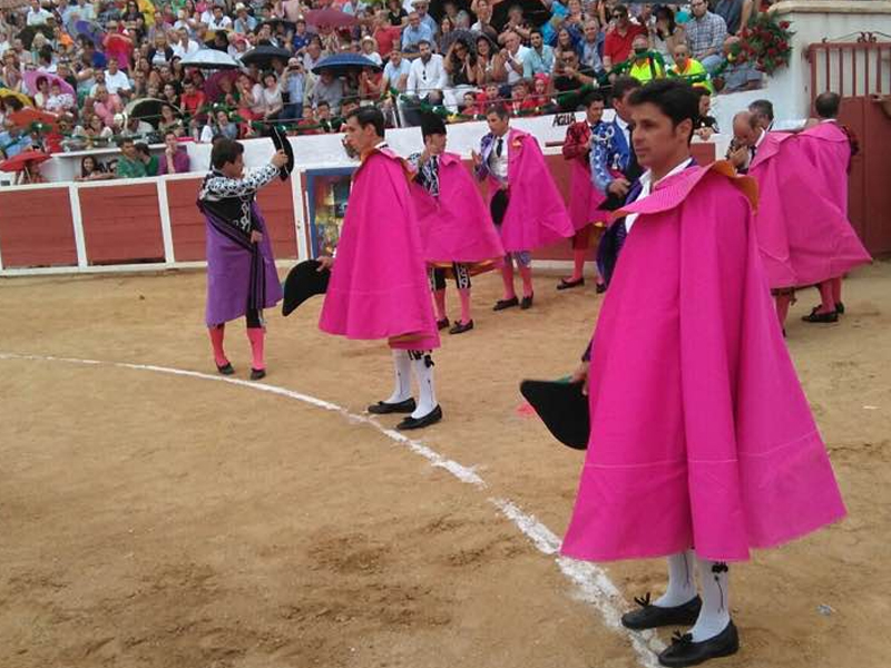 Paquirri y Rubén Pinar salen por la puerta grande de Iniesta en el homenaje a Chicuelo II - imagen 1