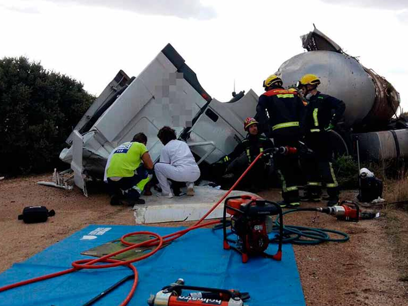 Rescatado el conductor de un camión tras caer por un terraplén en la A-3 a la altura de Tebar - imagen 1