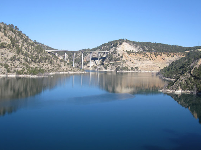 Investigan la posible caída de un vehículo al embalse de Contreras desde la N-III - imagen 1