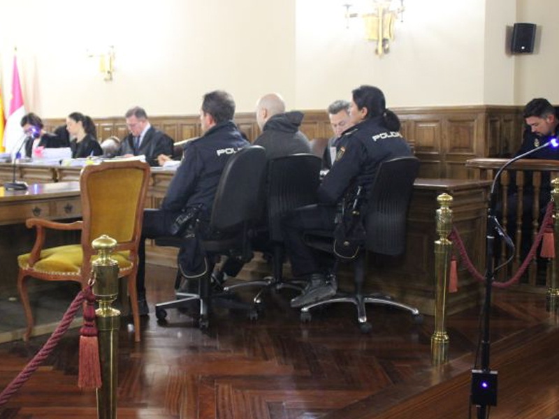 Momentos de tensión a las puertas de la Audiencia a la llegada de Sergio Morate - imagen 1