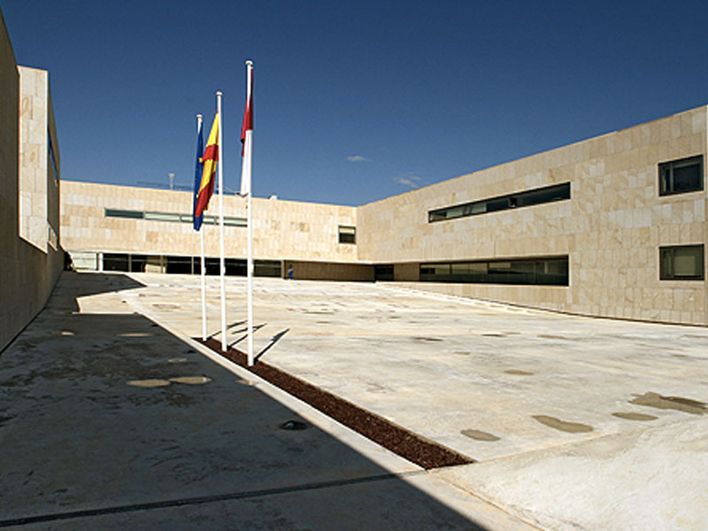 Educación llamará telefónicamente a los interinos hasta cubrir las 51 plazas vacantes por las renuncias - imagen 1