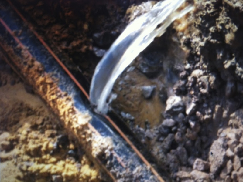 Una motoniveladora rompe la principal tubería que abastece Huete - imagen 1