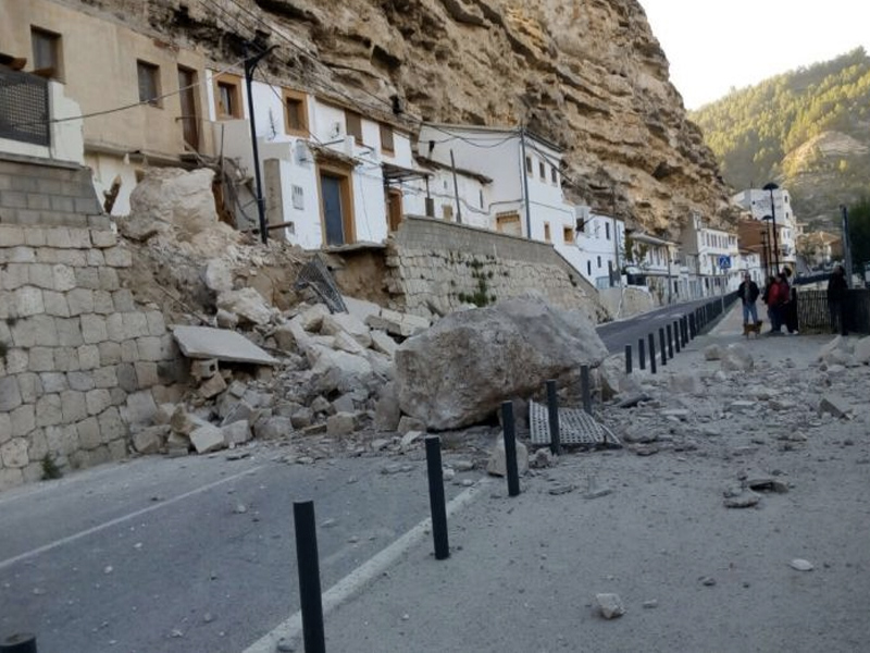 Nuevo desprendimiento de rocas en Alcalá del Júcar - imagen 1