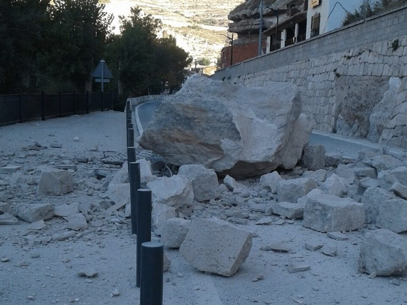 El nuevo desprendimiento en Alcalá del Júcar podría haber causado una tragedia - imagen 1