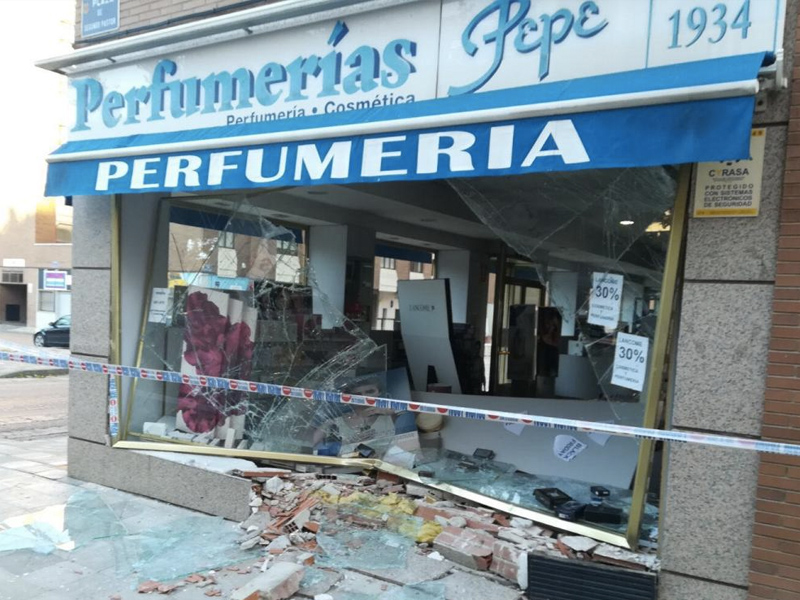 Roban la Perfumería Pepe de Cuenca estrellando un coche contra el escaparate - imagen 1