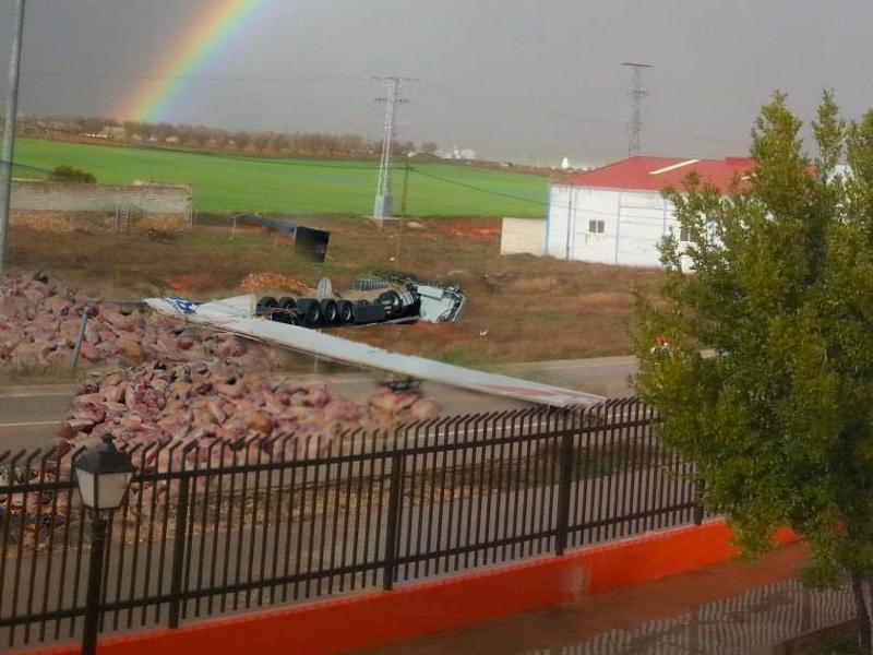 Un accidente llena de jamones la carretera nacional a su paso por Nagares - imagen 1