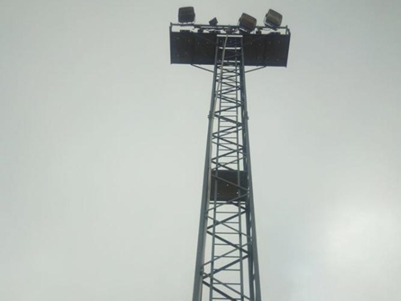 Unos vándalos roban cobre y el foco de una torre de iluminación en el estadio de Villanueva de la Jara - imagen 1