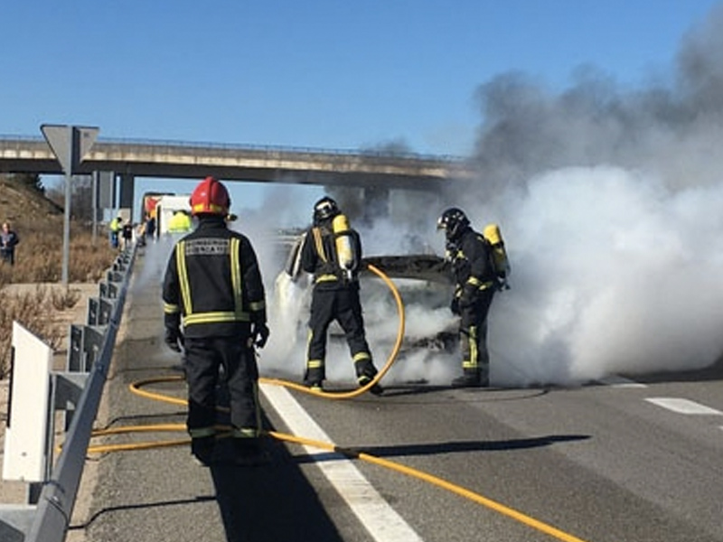 Los bomberos sofocan el incendio de un vehículo en la A-3 - imagen 1