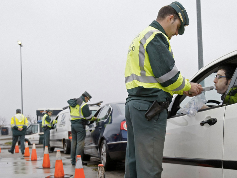 Dispositivo especial de la Policía Local para vigilar el consumo de alcohol y drogas en Jueves Lardero - imagen 1