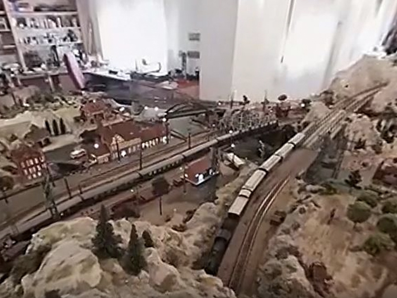 Un vecino de Minglanilla, crea una maqueta de trenes a escala en su casa - imagen 1