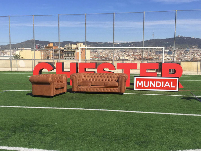 Once heridos al caer una grada durante la grabación de una entrevista de Risto Mejide al albaceteño Andrés Iniesta - imagen 1