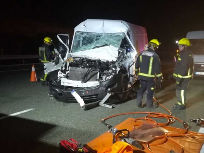 Excarcelado por los bomberos tras colisionar su furgoneta contra un camión - imagen 1