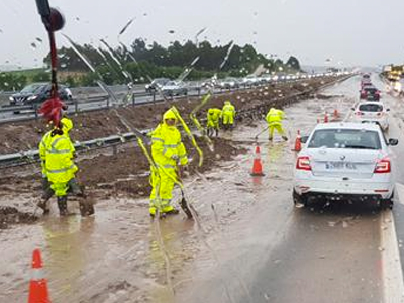 Una fuerte tormenta obliga a cortar autovía A-3 por desprendimientos en la vía - imagen 1