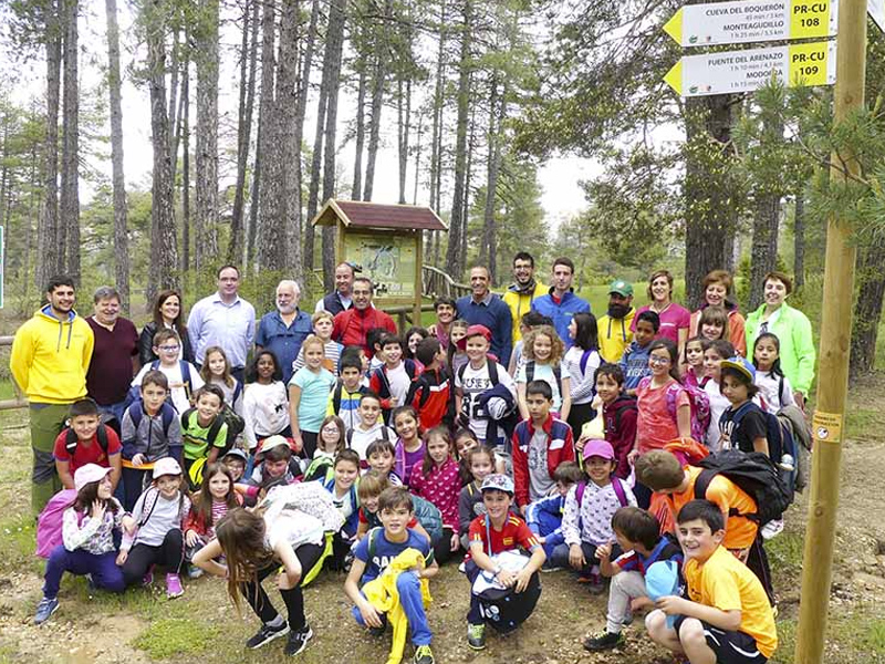 Niños y niñas del Colegio de Motilla del Palancar, inauguran los nuevos senderos del Albergue de Fuente de las Tablas - imagen 1