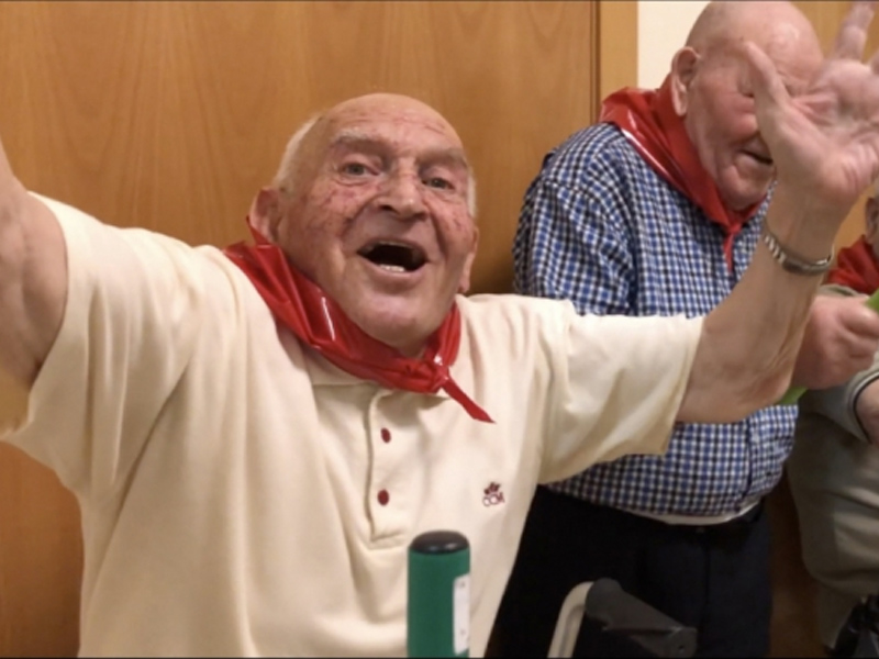 El Residencial Cervantes arrasa en las redes con sus particulares Sanfermines - imagen 1