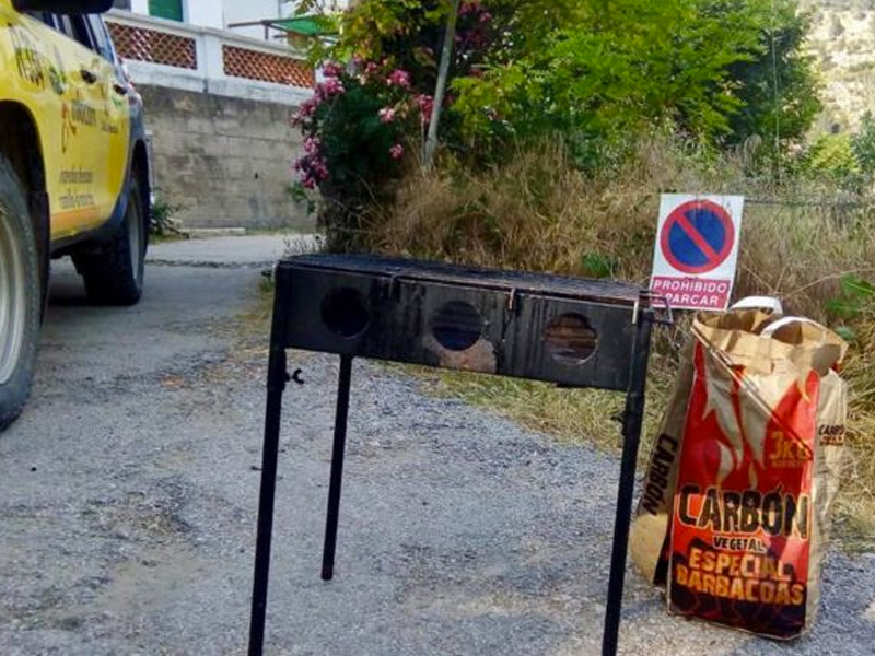 Sorprenden a un grupo de visitantes con un hornillo en Las Chorreras del Cabriel - imagen 1