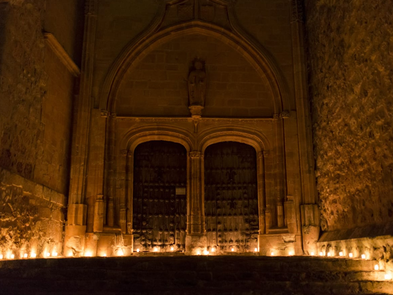 Las velas alumbran el regreso de Belmonte a la Edad Media entre personajes históricos - imagen 1