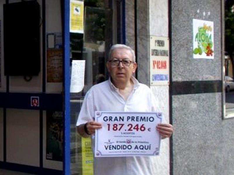 Este hombre ha repartido casi 200.000 euros en un conocido barrio de Albacete - imagen 1