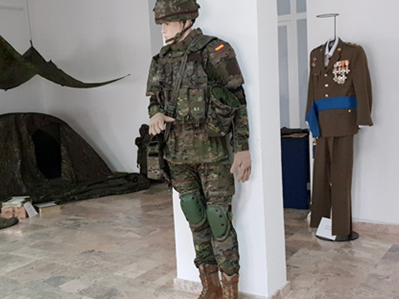 Una exposición muestra los más llamativos uniformes militares en Cuenca - imagen 1