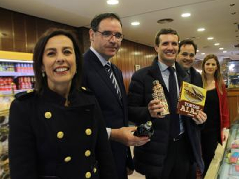 Casado recibe el apoyo de los conquenses a pie de calle en su primera visita a Cuenca como líder del PP - imagen 1