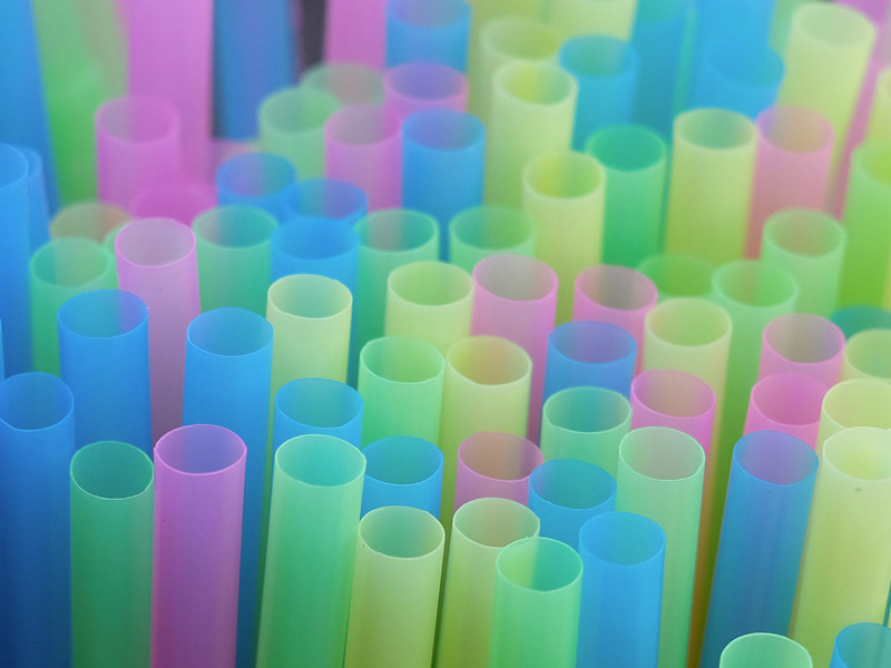 Europa prohíbe la venta de pajitas, bastoncillos y cubiertos de un solo uso a partir de 2021 - imagen 1