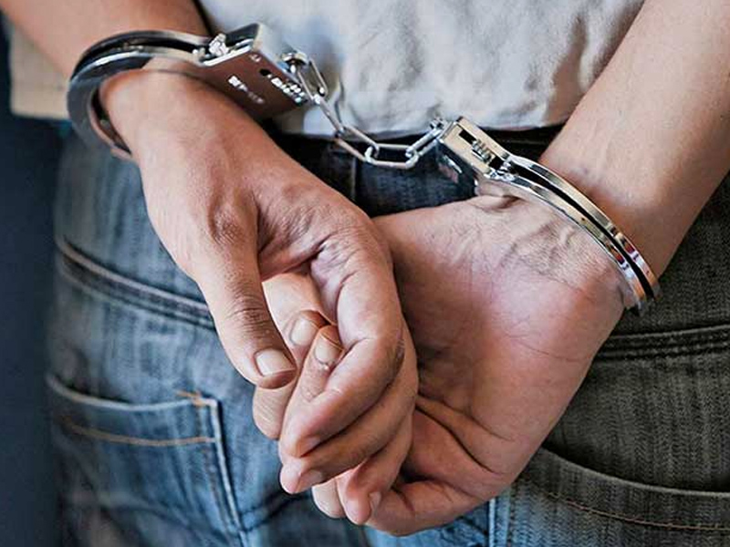 Detenido esposas