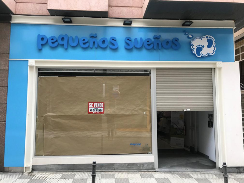 Comercios de la capital amanecen empapelados y con carteles de 'Se vende' - imagen 1