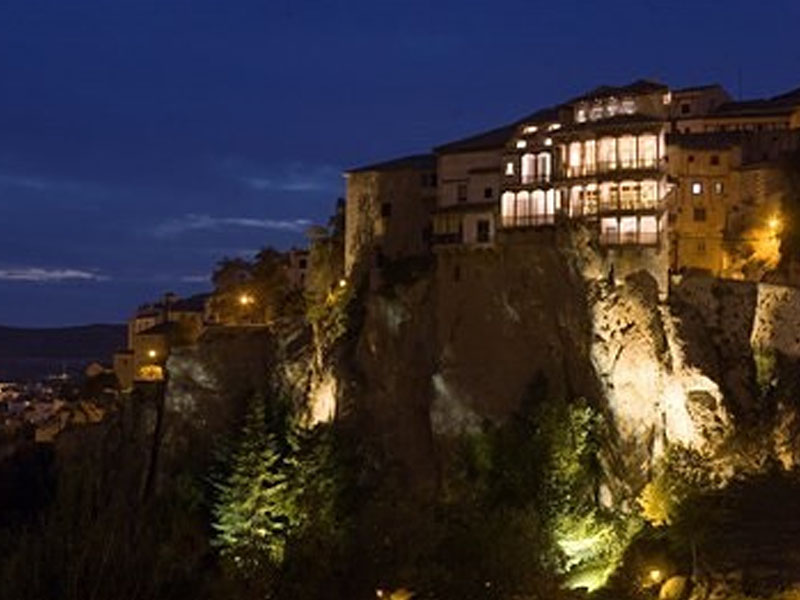 El Ayuntamiento de Cuenca conmemora el Día Mundial del Refugiado iluminando de azul las Casas Colgadas - imagen 1