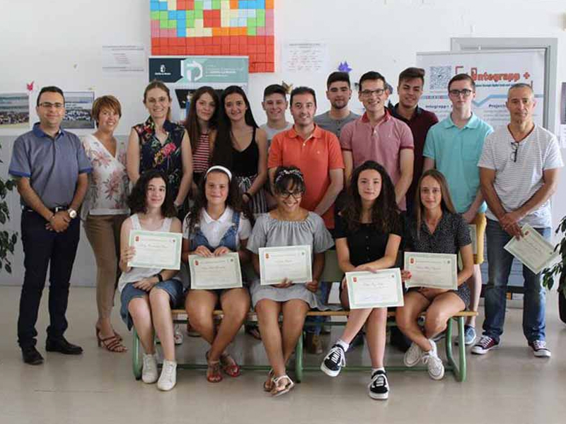Iniesta otorga 13 becas para los mejores expedientes del IES Cañada de la Encina - imagen 1