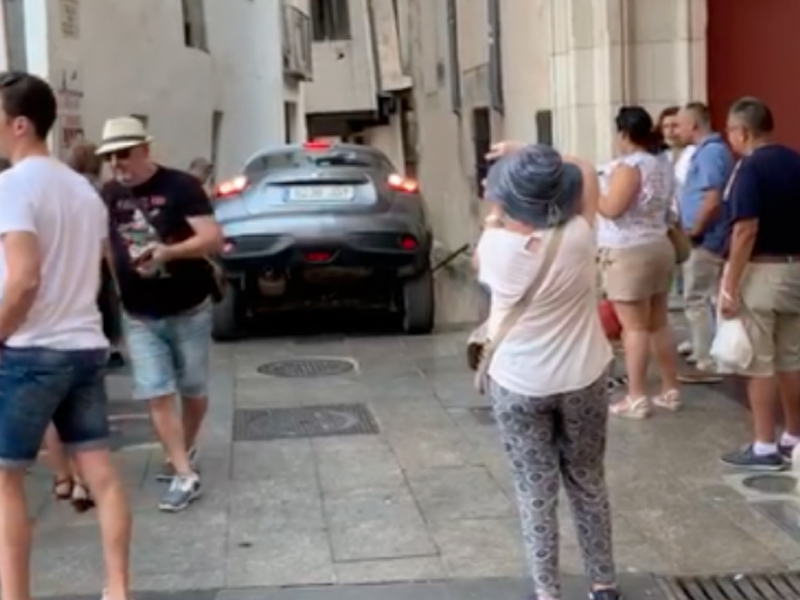 Un coche queda atascado en las escaleras de los arcos del Ayuntamiento - imagen 1