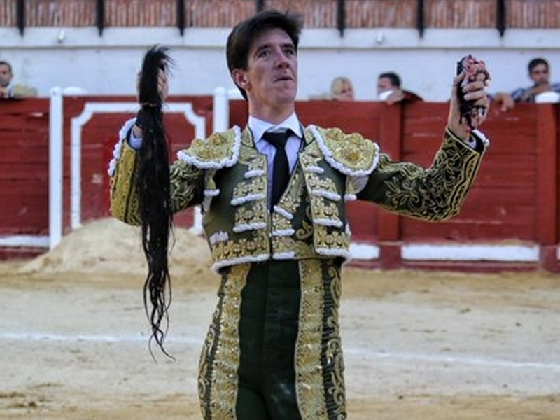 Indulto de Esaú Fernández, a hombros con Colombo, en Motilla del Palancar - imagen 1