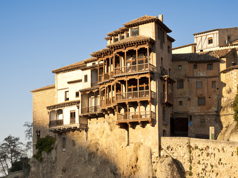 Las Casas Colgadas se iluminan de amarillo para concienciar sobre el TEL - imagen 1