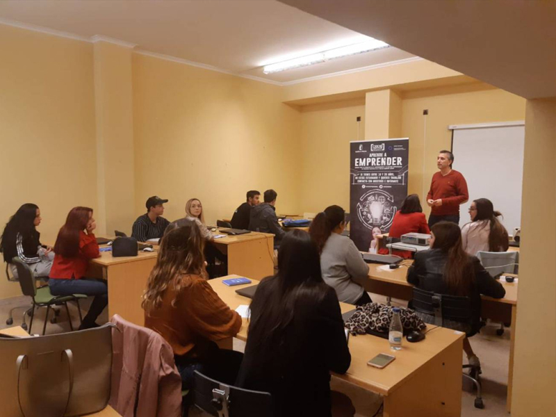 Jóvenes de Iniesta se forman con el programa "Aprende a Emprender" - imagen 1