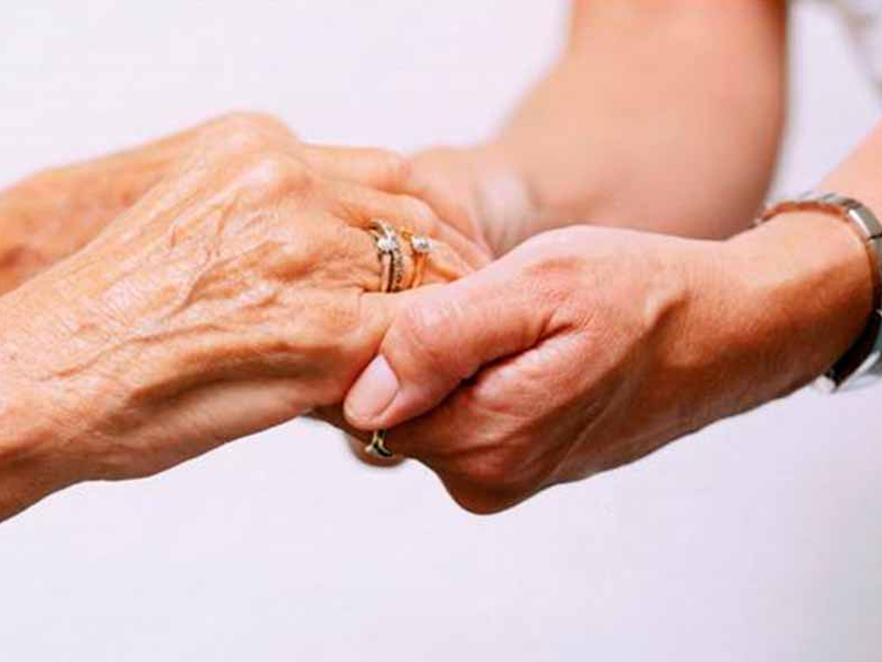 CLM pone en marcha la campaña ‘Navidad en compañía, Ningún mayor sólo’ - imagen 1