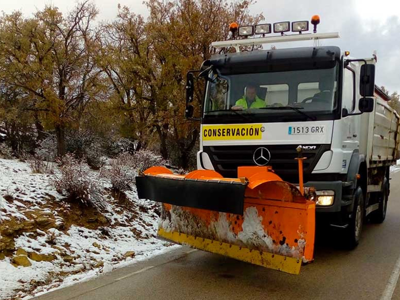 Dos quitanieves trabajan quitando nieve en Enguídanos, Paracuellos, Campillo de Altobuey y Almodóvar del Pinar - imagen 1