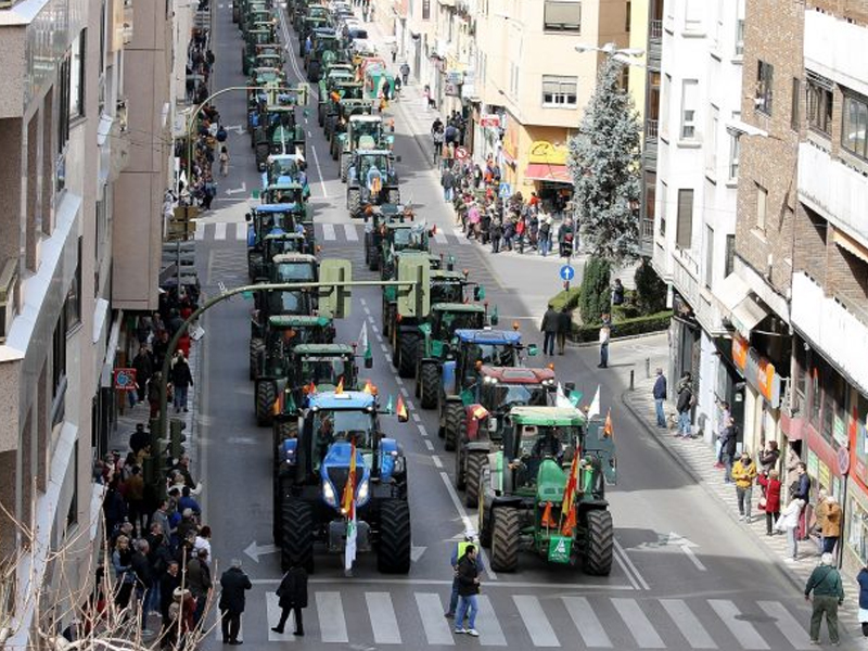 Una tractorada multitudinaria reclama en la calle la necesidad de medidas urgentes para el campo conquense - imagen 1