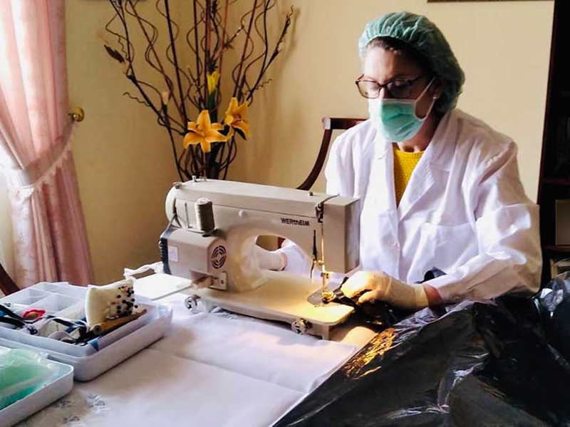 El Ayuntamiento de Ledaña organiza a 40 mujeres voluntarias para coser batas y mascarillas para proteger del coronavirus - imagen 1