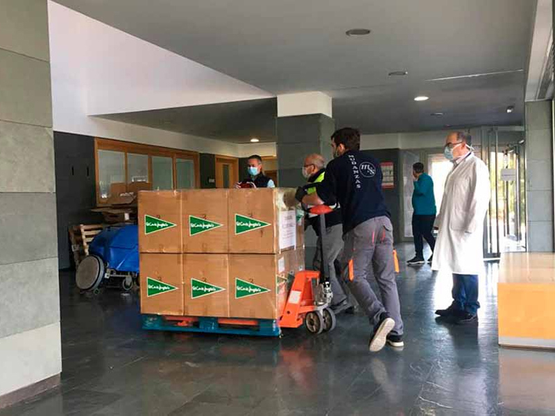 ‘El Corte Ingles’ entrega material para profesionales sanitarios del Complejo Hospitalario de Albacete - imagen 1