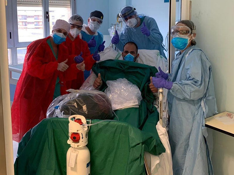 Un joven de 32 años, tercer alta de este lunes en la UCI del Virgen de la Luz tras superar el Covid-19 - imagen 1