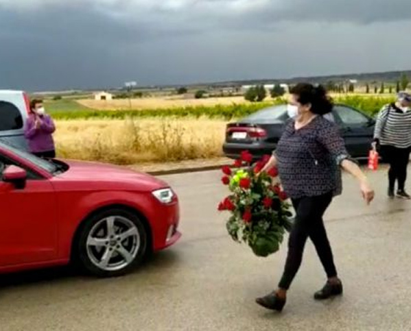 (VÍDEO) Teatinos recibe a su vecina Guada tras pasar más de 60 días en la UCI - imagen 1