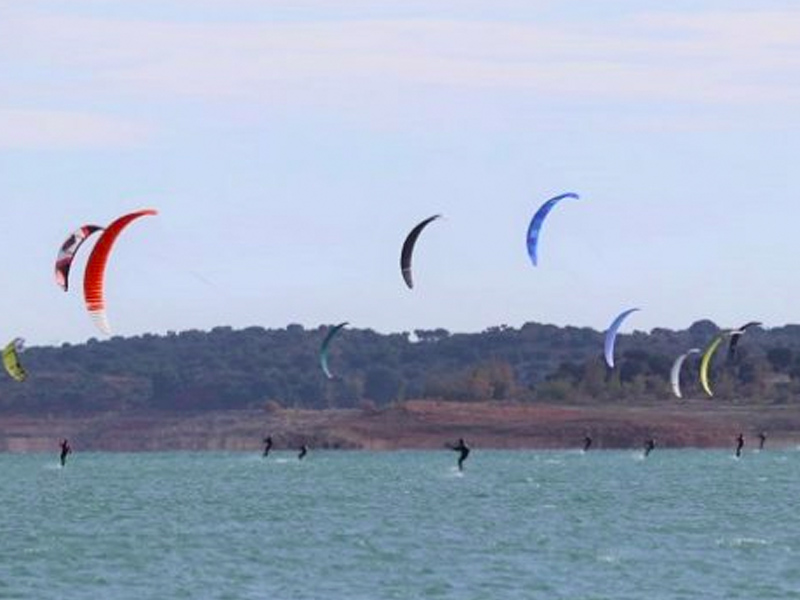 Los primeros kiters se acercan al pantano de Alarcón - imagen 1